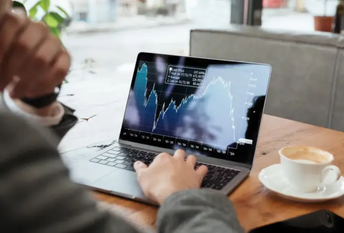 Ibovespa emenda 3ª perda e cede 0,68%, aos 108,3 mil, menor nível desde 5/8