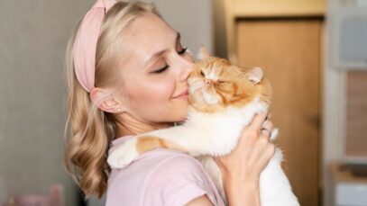 close-up-jovem-segurando-um-gato_23-2149078322 gatos ronronam
