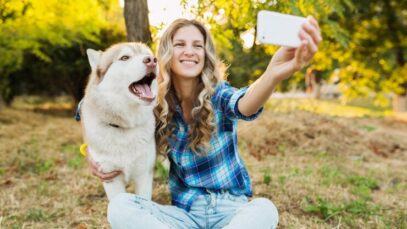mulher-tirando-foto-de-selfie-com-cachorro_285396-1699 trends com pet