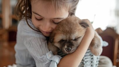 uma-menina-ama-e-abraca-seu-cachorrinho_169016-12355 cachorro filhote