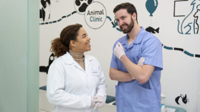 medium-shot-doctors-talking-clinic ASSOCIATIVISMO NO MERCADO VETERINÁRIO