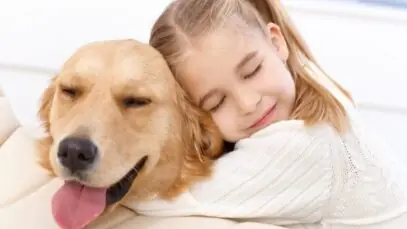 criança e cachorro