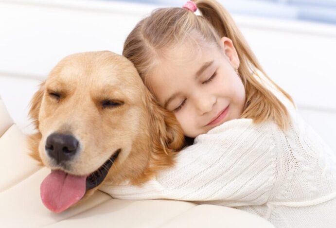 criança e cachorro