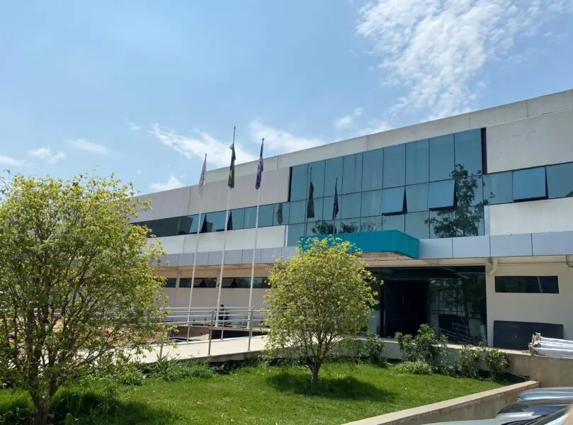 Fábrica 100% automatizada em Guarulhos sustenta produção interna e exportações EXPANSÃO DA PET SOCIETY