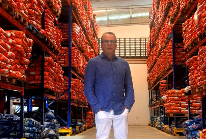Centro de distribuição e operação logística O Grupo Animais também possui a GA-log, operadora logística que ocupa um espaço de 5 mil m², e, além de atender suas demandas internas, oferece serviços logísticos para outras 12 empresas dos setores de saúde animal e alimentação humana. Com a fusão, a GA-log também planeja expandir suas operações para Pernambuco. A Ágil Pet, por sua vez, ampliou recentemente sua cobertura em Pernambuco, passando a atender todo o estado. Atualmente, seu centro de distribuição tem 1.500 m², com capacidade de triplicar o volume de armazenamento e conta com 1.100 SKUs.