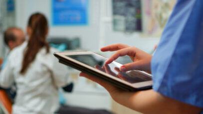 Close up of nurse holding and typing on tablet CFMV publicou no início de julho a Resolução nº 1.653/2025