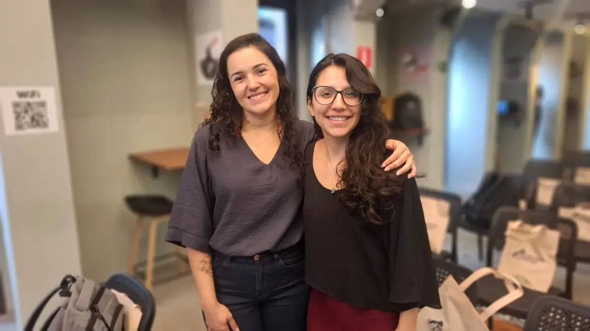 As ex-colegas de trabalho Graziela Farias (Farmina) e Letícia dos Santos Kudrjawzew (Pearson)