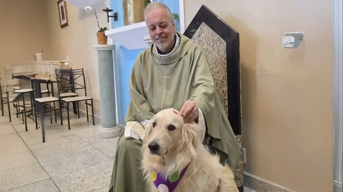 Padre acompanhado de cachorro durante a Missa