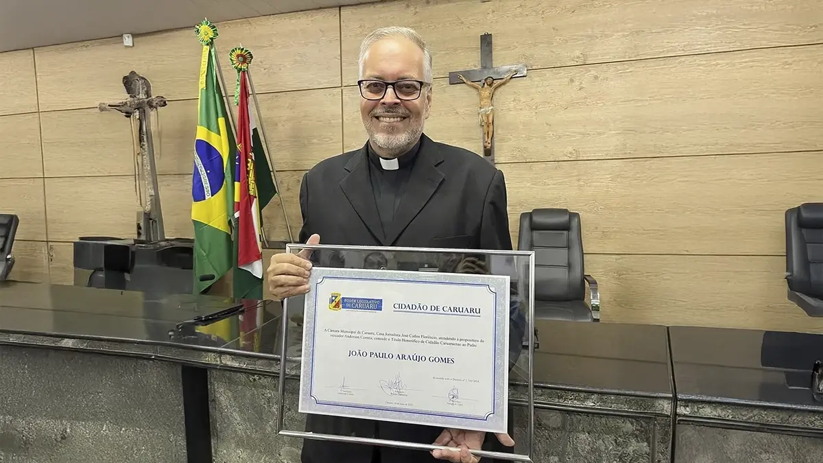 Padre recebeu título de cidadão caruarense, em 2025, como forma de reconhecimento pelo seu trabalho com pets