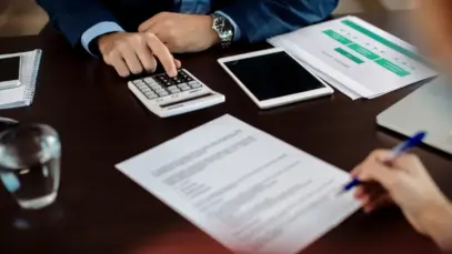 Empreendedores fazendo contas