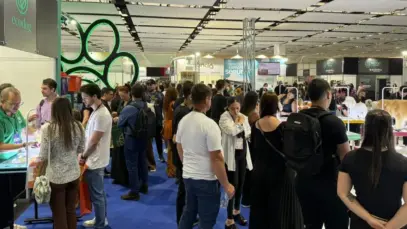 pessoas reunidas em feira pet