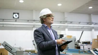 trabalhador gerando auditando fábrica