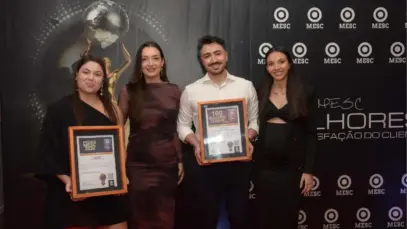 Representantes da GoldeN e da PremieRpet recebendo premiação