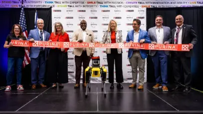 Representantes da Nestlé Purina em foto de inauguração de nova fábrica em Ohio