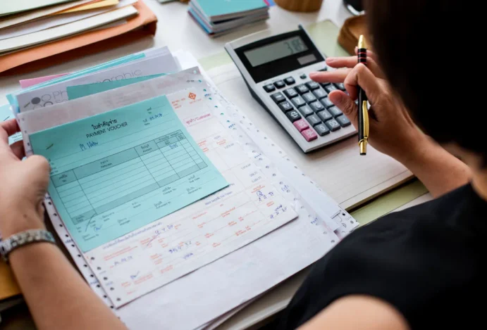Até o fim do mês, quem está no Simples deve definir como vai pagar IBS e CBS no primeiro semestre de 2027. E não decidir também é uma decisão